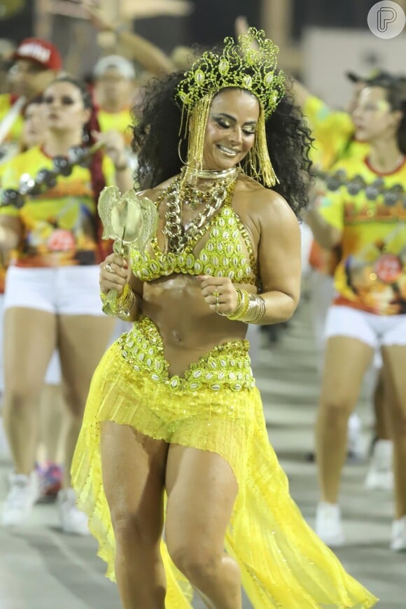 Rainha de bateria da Acadêmicos do Salgueiro, Viviane Araújo usou um look inspirado em Oxúm no ensaio de carnaval.