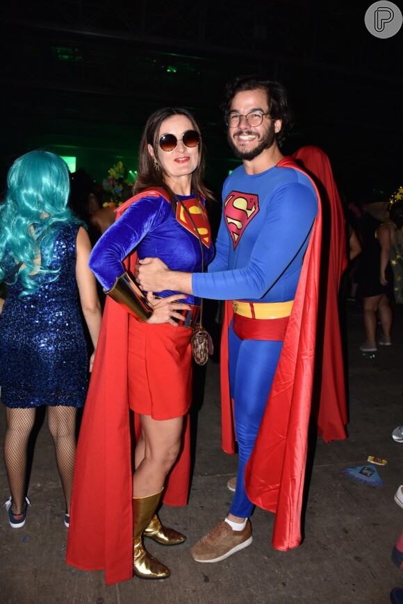 Fátima Bernardes e Tulio Gadelha curtiram baile de carnaval em Olinda fantasiados de Super-homem e Mulher Maravilha.