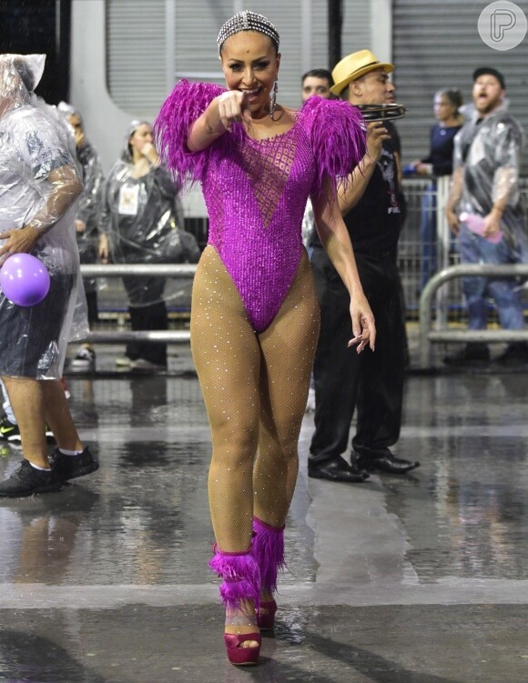A Rainha de bateria da Gaviões da Fiel, Sabrina Sato, usou um look bem pink em ensaio de carnaval.