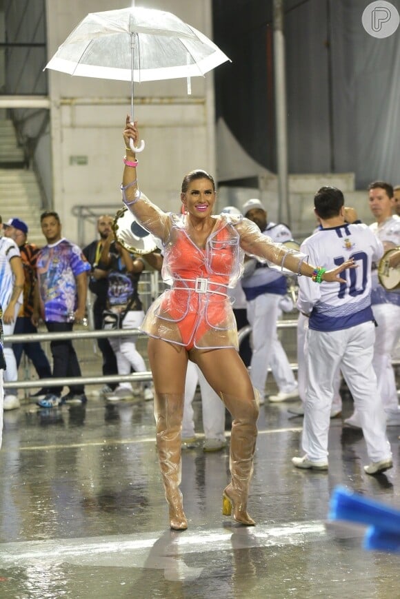 Com um look neon e inspirando no filme "Dançando na chuva", Lívia Andrade arrasou em ensaio de carnaval da Império de Casa Verde.