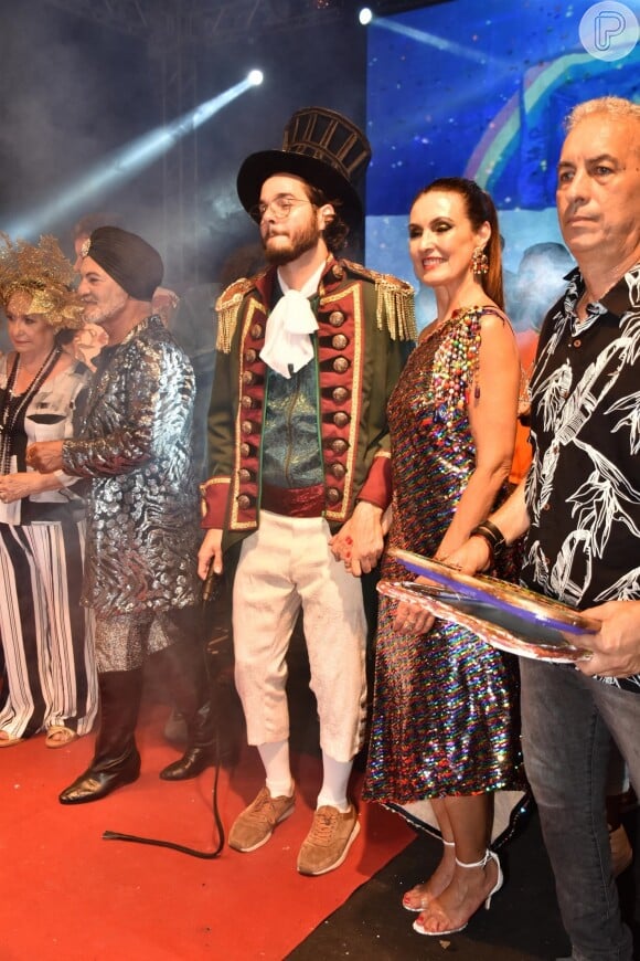 Fátima Bernardes e Tulio Gadelha curtiram baile de Carnaval em Olinda.