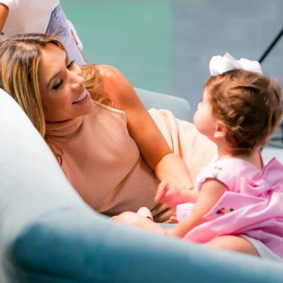 Filha de Patricia Abravanel, Jane posa com celular na mão em foto postada pela apresentadora no domingo, dia 17 de fevereiro de 2019
