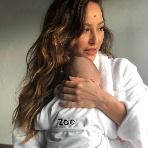 Zoe já apareceu com roupão idêntico ao usado pela mãe, Sabrina Sato, em foto