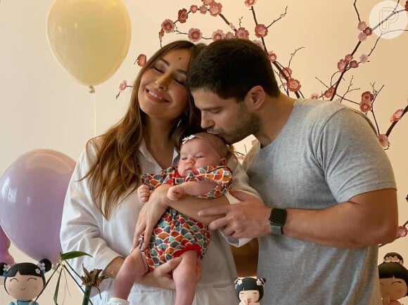 Zoe fashionista! Sabrina Sato filma a filha com look de animal print. Vídeo!