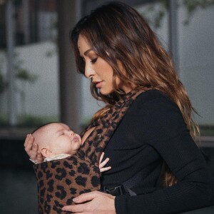 Sabrina Sato já havia aparecido com um sling de animal print com a filha, Zoe