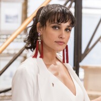 Fã comenta separação de Débora Nascimento, aprova apoio de famosas e atriz curte