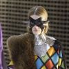 Os looks coloridos com máscaras que Gucci apresentou na Semana de Milão podem servir de inspiração para o Carnaval