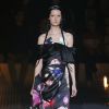 Na Fashion Week de Milão, Prada apostou em looks florais em cores escuras para deixar o outono/inverno mais leve