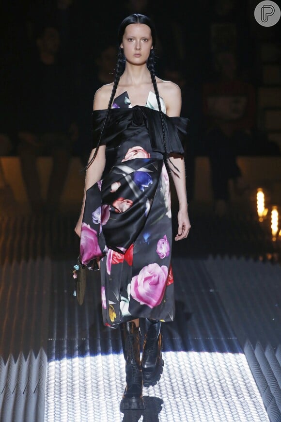 Na Fashion Week de Milão, Prada apostou em looks florais em cores escuras para deixar o outono/inverno mais leve
