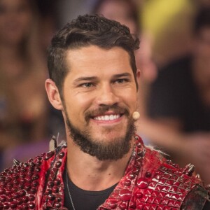 'Na realidade do meu momento, preciso te dizer que não fui legal com você, cruzei fronteiras emocionais que hoje me arrependo profundament', disse José Loreto à Débora Nascimento