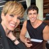 Ana Furtado posou com o hairstylist Ricardo Rodrigues após cortar o cabelo