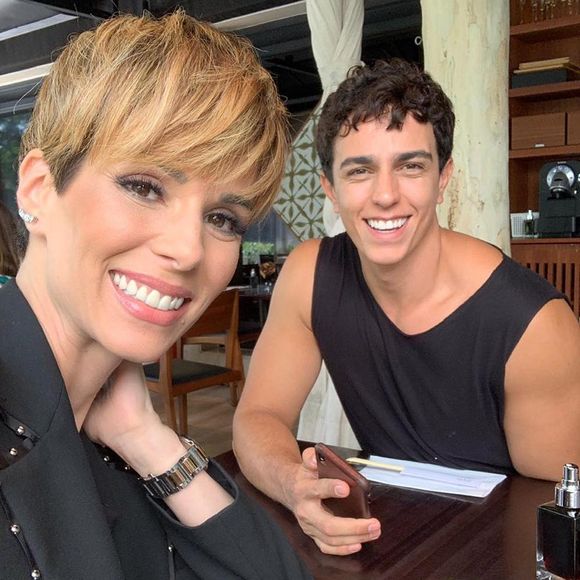 Ana Furtado posou com o hairstylist Ricardo Rodrigues após cortar o cabelo