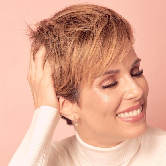 Ana Furtado surgiu de cabelo curto e comentou o novo visual