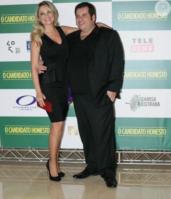 Leandro Hassum posa ao lado de Ellen Rocche, na pré-estreia do filme 'O candidato honesto'