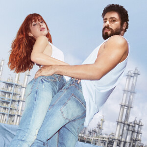 As calças jeans podem ser usadas sim no verão. Basta combinar ela com partes de cima mais frescas como tops croppes, blusas de linho e regatas, como Cauã Reymond e Marina Ruy Barbosa mostram na foto.