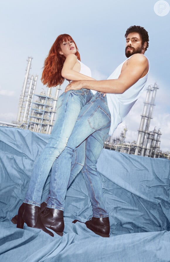 As calças jeans podem ser usadas sim no verão. Basta combinar ela com partes de cima mais frescas como tops croppes, blusas de linho e regatas, como Cauã Reymond e Marina Ruy Barbosa mostram na foto.