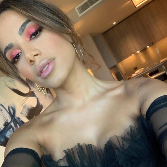 Anitta apostou em maquiagem rosa com delineado neon, criado pelo maquiador Luis Torres