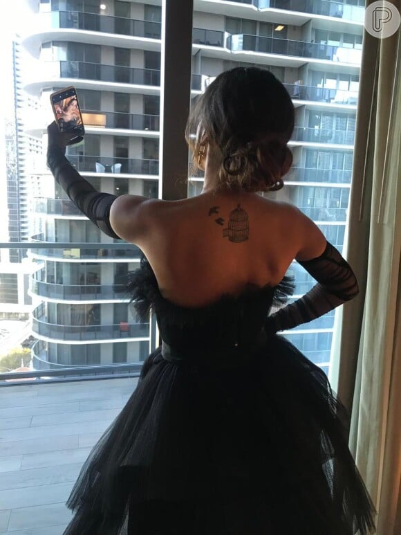 Anitta faz selfie de sua maquiagem e penteado