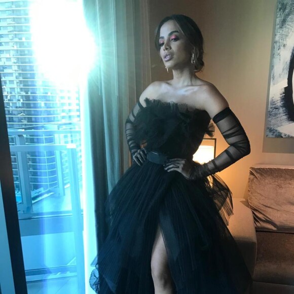 Anitta usou ainda penteado com coque baixo desestruturado por Rob Scheppy