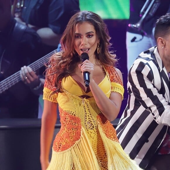 Anitta trocou de roupa e surgiu com um vestido de crochê e franjas em cores vibrantes