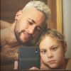 Neymar faz sequência de selfies e Davi Lucca o diverte com careta: 'Foto natural'