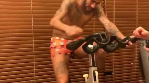 Davi Lucca filma o pai, Neymar, correndo de bike: 'Mais rápido'