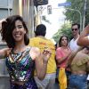 A blogueira, Camila Coutinho, desfilou no bloco de carnaval Beleza Rara.