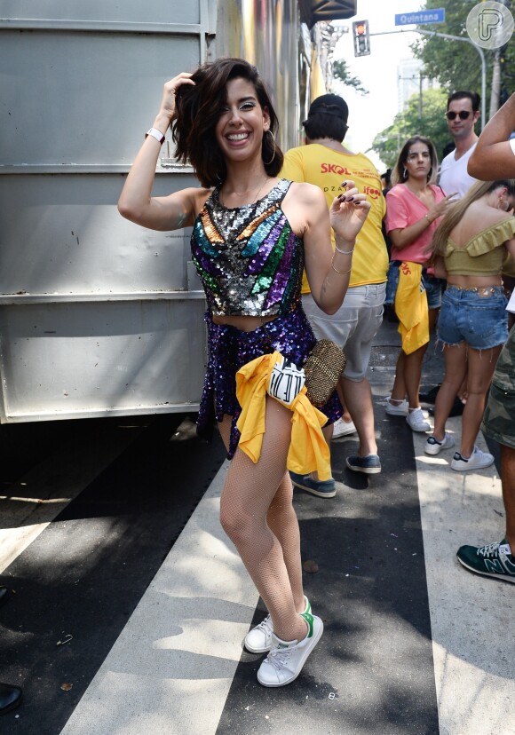 A blogueira, Camila Coutinho, desfilou no bloco de carnaval Beleza Rara.