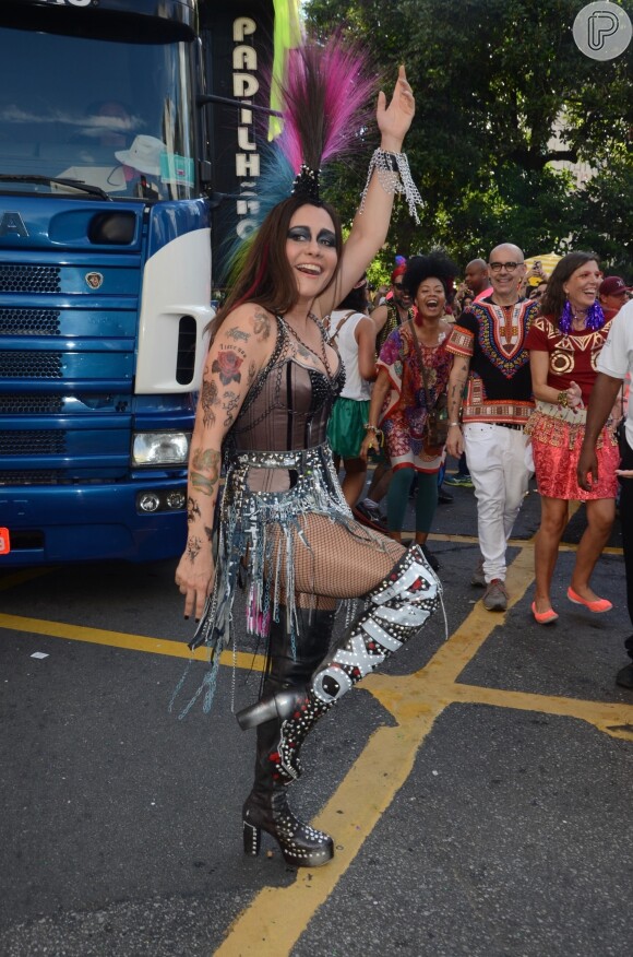Alexandra Negrini foi ao bloco de carnaval Acadêmico do Baixo Augusta com uma fantasia gótica.