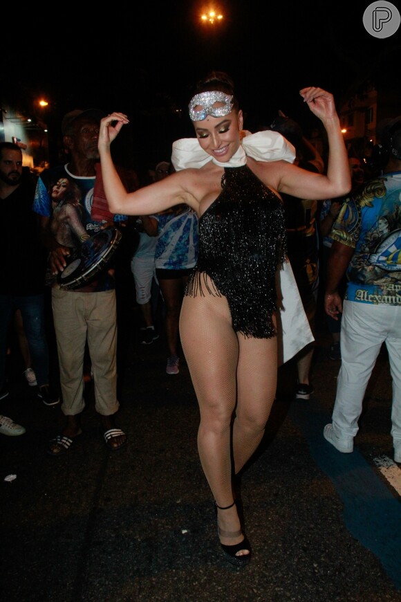 Sabrina Sato desfilou no último ensaio de carnaval da Vila Isabel, na Zona Norte do Rio.