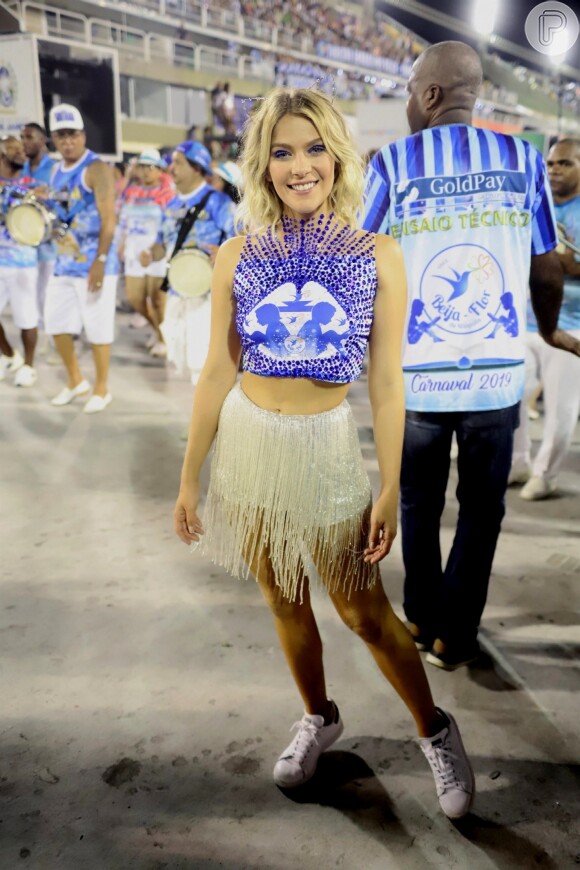 Isabella Santoni marcou presença no ensaio de carnaval da Beija-Flor.