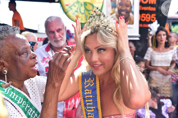 Ellen Rocche é coroada rainha do Bloco do Fico, em São Paulo.