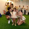 Deborah Secco e a filha, Maria Flor, curtiram o baile de carnaval da revista Harper's Bazaar Kids.