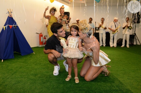 Deborah Secco e a filha, Maria Flor, curtiram o baile de carnaval da revista Harper's Bazaar Kids.