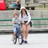 Fernanda Torres levou o seu filho Antonio, de 6 anos, para aprender a andar de bicicleta na orla da Lagoa, na Zona Sul do Rio, neste sábado, 27 de setembro de 2014