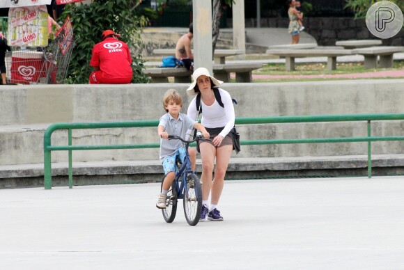 Fernanda Torres levou o seu filho Antonio, de 6 anos, para aprender a andar de bicicleta na orla da Lagoa, na Zona Sul do Rio, neste sábado, 27 de setembro de 2014