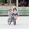 Fernanda Torres levou o seu filho Antonio, de 5 anos, para aprender a andar de bicicleta na orla da Lagoa, na Zona Sul do Rio. Paciente, a atriz passou todo o tempo ao lado do menino para ele não desequilibrar