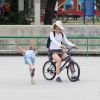 Fernanda Torres levou o seu filho Antonio, de 5 anos, para aprender a andar de bicicleta na orla da Lagoa, na Zona Sul do Rio. Paciente, a atriz passou todo o tempo ao lado do menino para ele não desequilibrar