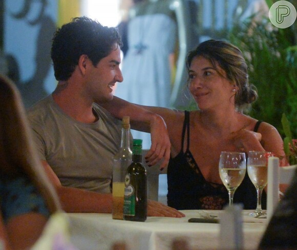 Durante a viagem a Trancoso, o casal foi clicado em clima de romance em restaurante