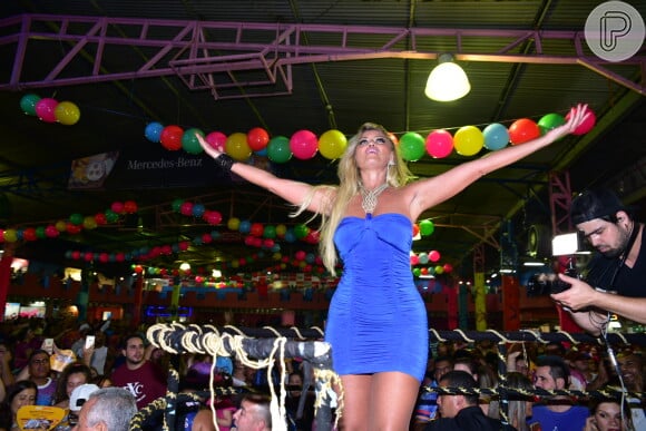Ellen Rocche é rainha de bateria da Rosas de Ouro, 7 vezes campeã do carnaval de São Paulo