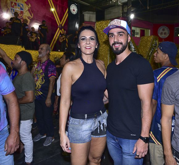 Ellen Rocche é noiva do nutricionista Rogério Oliveira, que foi ao ensaio também com a mãe