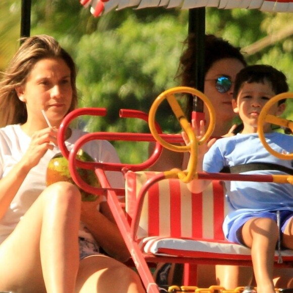 Fernanda Gentil e Priscila Montandon se dividem nos cuidados com Gabriel, filho dela e do empresário Matheus Braga: 'A gente tenta fazer um revezamento para o xixi porque o Gabriel está desfraldando'