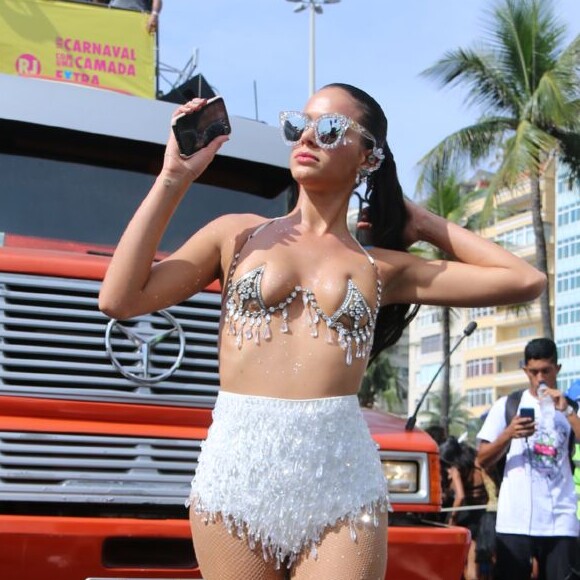 No ano anterior, Bruna Marquezine já curtiu bloco de rua com look poderoso
