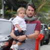 Marcelo Serrado chega com um de seus filhos no colo na festa da filha do diretor Mauro Mendonça Filho, em 28 de setembro de 2014