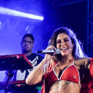 Na quinta-feira (28), Alinne Rosa, ex-vocalista da Banda Cheiro de Amor, usou um shortinho vermelho com biquíni e colete no Imprensa Que Vai, em Pernambuco.