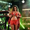Alinne Rosa caprichou no brilho para curtir a noite de show no Recife