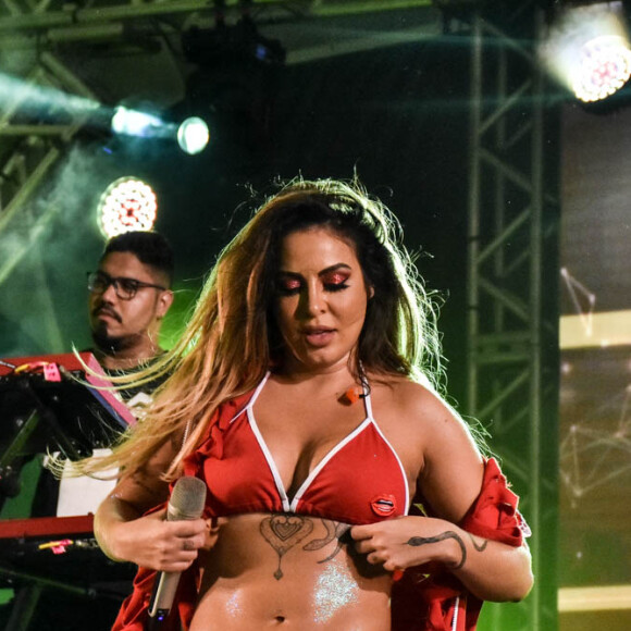 Alinne Rosa caprichou no brilho para curtir a noite de show no Recife