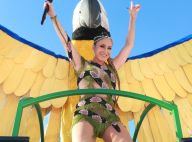 Cobra cravejada de cristais é destaque no look de Claudia Leitte em Salvador