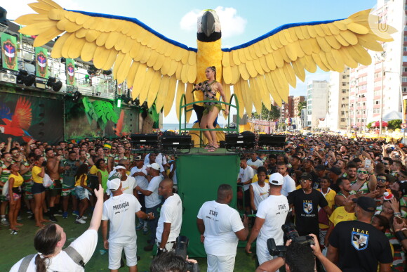 Claudia Leitte comandou o Bloco Blow Out, no circuito Dodô (Barra-Ondina), em Salvador, nesta sexta-feira de carnaval