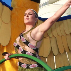 Claudia Leitte chegou a desfilar em carro alegórico representando uma arara no segundo dia de carnaval em Salvador